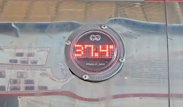 Indicador digital de temperatura de 37.4 grados Celsius, mostrando la precisión de un controlador de temperatura de equipo industrial.